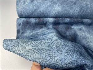 Fastvævet denim - drønflot mønster på batik bund, rest på 85 cm